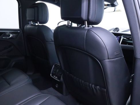 Certified 2025 Porsche Macan AWD/4WD image 31