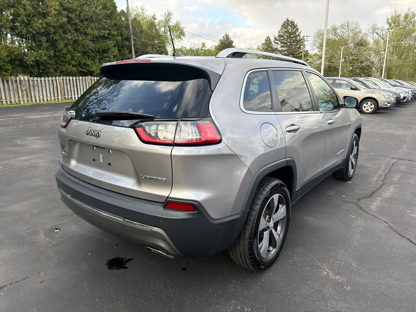 Used 2019 Jeep Cherokee Limited w/ Luxury Group AWD/4WD image 3