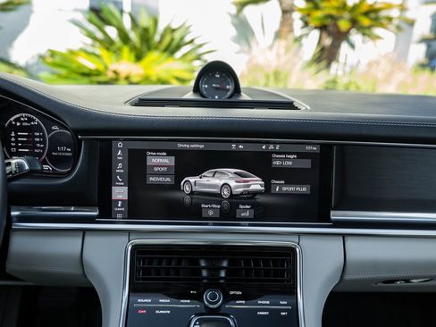 Used 2021 Porsche Panamera image 43