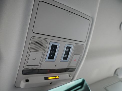 Used 2020 Land Rover Defender 110 SE image 32