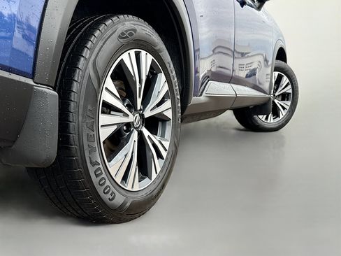 Used 2021 Nissan Rogue SV w/ Premium Package image 15