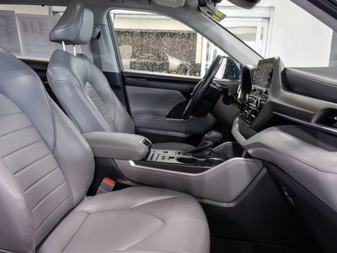 Used 2021 Toyota Highlander XLE AWD/4WD image 12