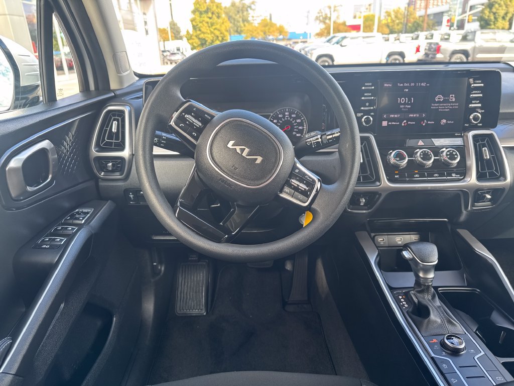Used 2023 Kia Sorento LX AWD/4WD image 14