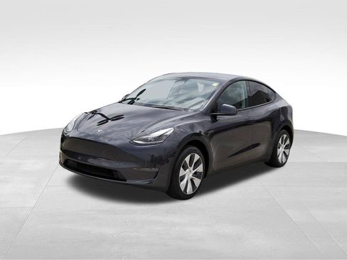 Used 2024 Tesla Model Y Long Range RWD image 2