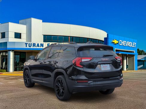 Used 2022 GMC Terrain SLE w/ Driver Convenience Package image 3