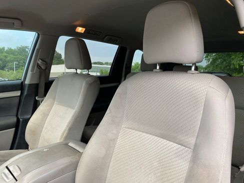 Used 2018 Toyota Highlander LE FWD image 13