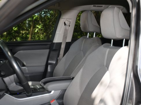Used 2021 Toyota Highlander LE AWD/4WD image 11