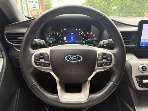 Used 2023 Ford Explorer XLT w/ Equipment Group 202A AWD/4WD image 26