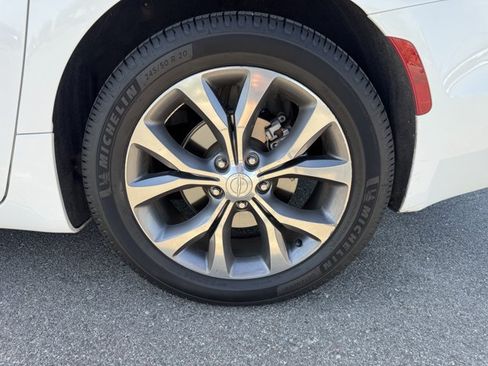 Used 2020 Chrysler Pacifica Limited w/ Tire & Wheel Group FWD image 19