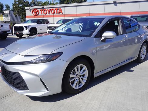 Used 2025 Toyota Camry LE FWD image 4