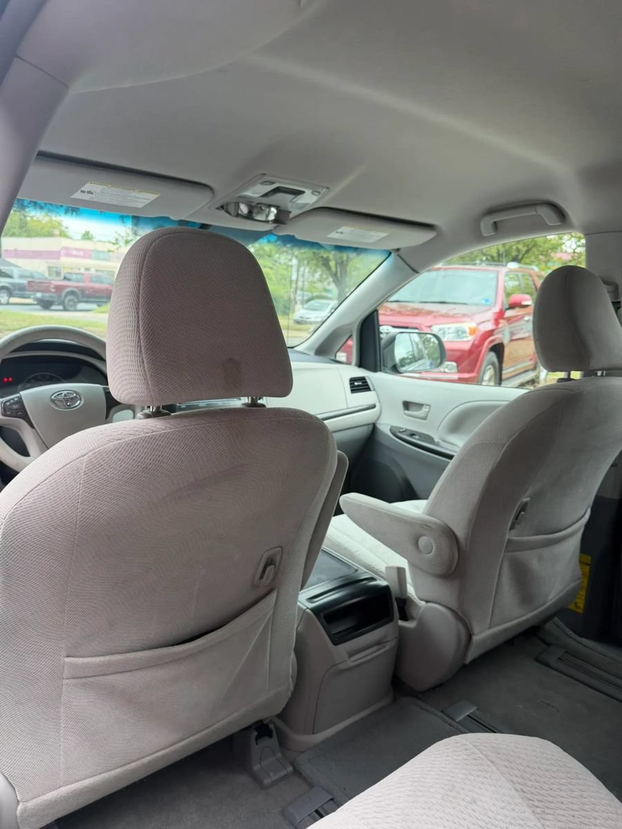 Used 2012 Toyota Sienna LE w/ Towing Pkg AWD/4WD image 8