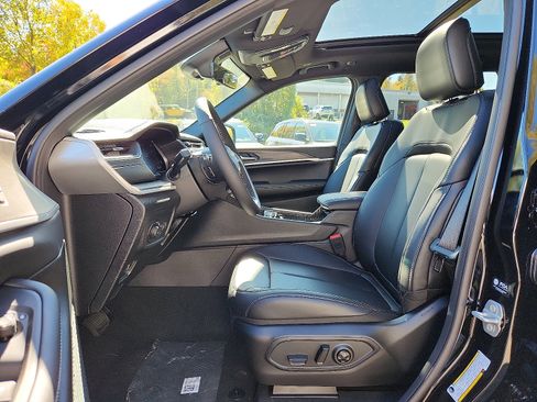 New 2025 Jeep Grand Cherokee Limited w/ Trailer Tow Package image 9