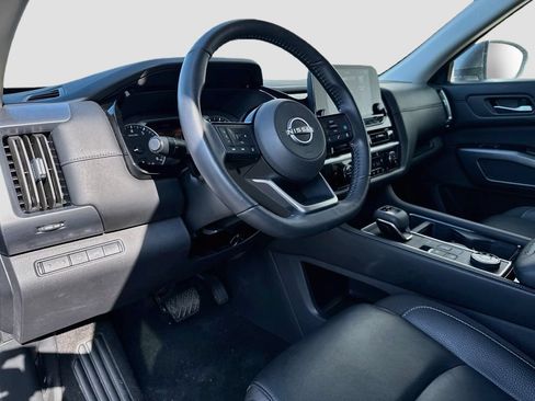 Used 2025 Nissan Pathfinder SL AWD/4WD image 9
