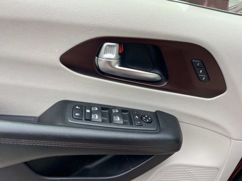Used 2020 Chrysler Pacifica Limited FWD image 33