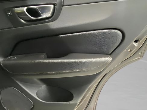 Used 2022 Volvo XC60 B5 Momentum w/ Climate Package image 13