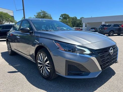 Used 2025 Nissan Altima 2.5 SV AWD/4WD image 2