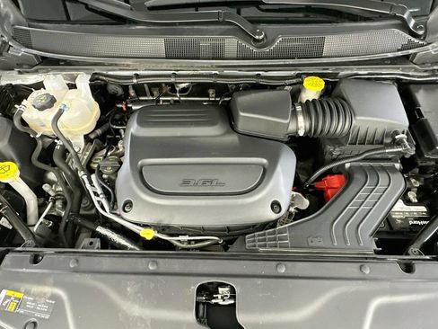 Used 2024 Chrysler Pacifica Touring-L FWD image 30