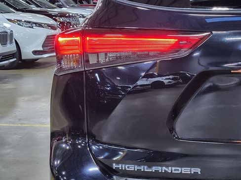 Used 2022 Toyota Highlander XLE FWD image 20