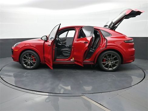 Used 2023 Porsche Cayenne GTS w/ Assistance Package image 30