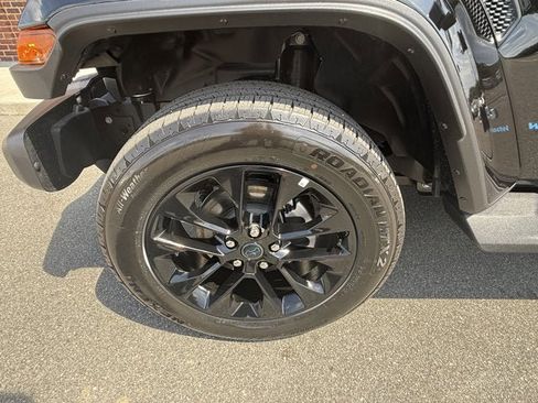 Used 2025 Jeep Wrangler Sahara AWD/4WD image 11