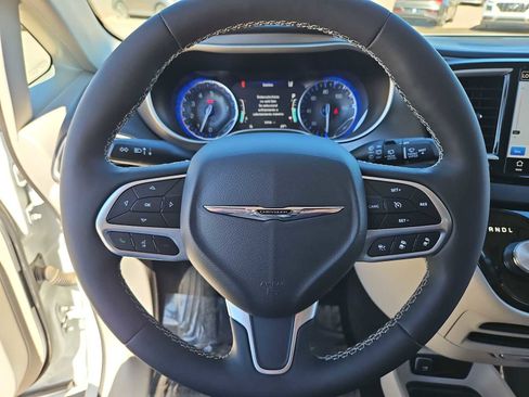 Used 2023 Chrysler Pacifica Touring-L image 23