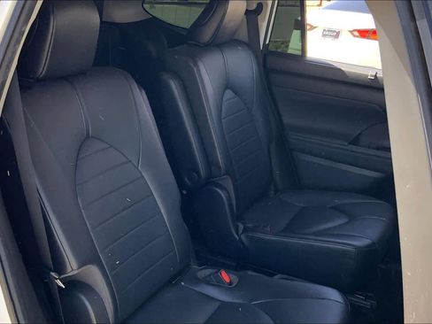 Used 2021 Toyota Highlander XLE image 20