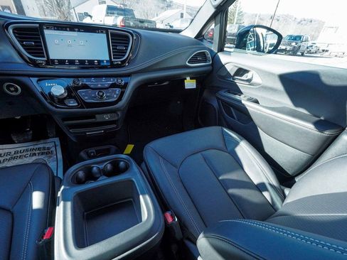 New 2026 Chrysler Pacifica Select image 37