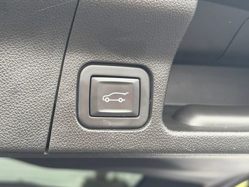 Used 2019 GMC Acadia Denali w/ Technology Package AWD/4WD image 9