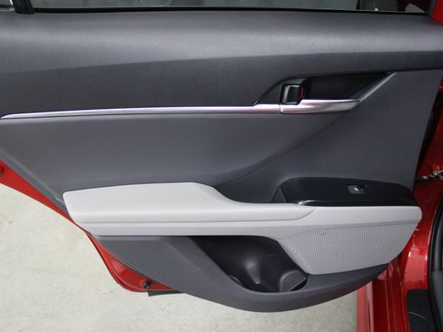 Used 2020 Toyota Camry SE image 18