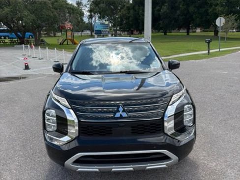 Used 2023 Mitsubishi Outlander SE FWD image 2