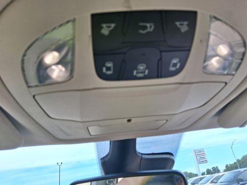 Used 2023 Chrysler Pacifica Touring-L FWD image 13