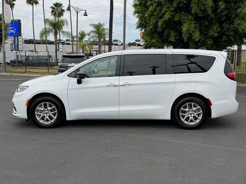Used 2024 Chrysler Pacifica Touring-L FWD image 4