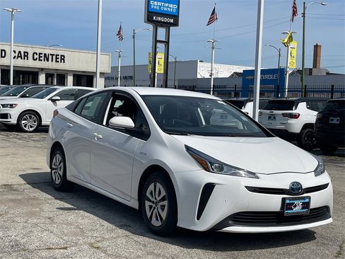 Used 2022 Toyota Prius LE image 1