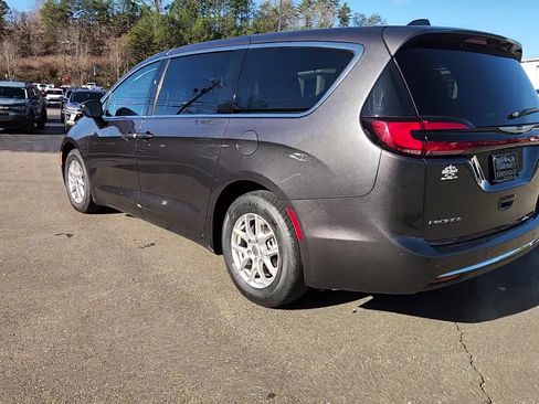 Used 2023 Chrysler Pacifica Touring-L image 3