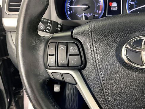 Used 2019 Toyota Highlander XLE AWD/4WD image 23