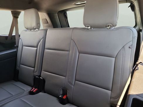 Used 2025 Chevrolet Suburban LT RWD image 13