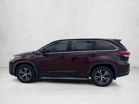 Used 2019 Toyota Highlander LE FWD image 6