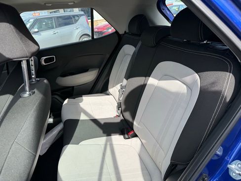 Used 2023 Hyundai Venue SEL FWD image 3