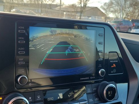 Used 2022 Toyota Highlander XLE image 26