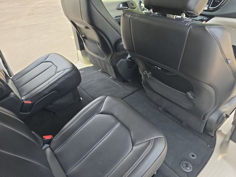 Used 2024 Chrysler Pacifica Touring-L FWD image 11