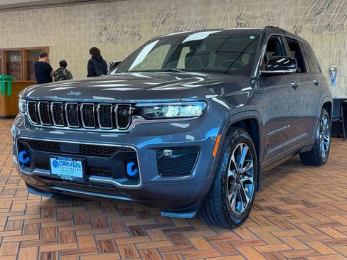 Used 2022 Jeep Grand Cherokee Overland w/ Advanced Protech Group III AWD/4WD image 4