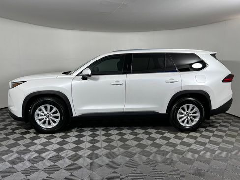 Used 2026 Toyota Grand Highlander XLE FWD image 8