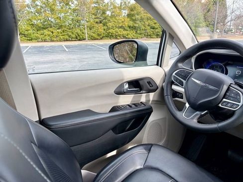 Used 2023 Chrysler Pacifica Touring-L image 22