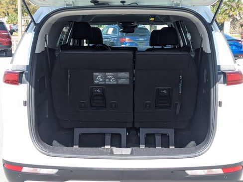 Certified 2024 Kia Carnival LX image 8