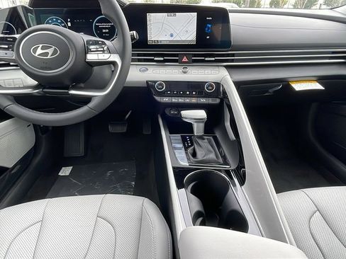 New 2025 Hyundai Elantra Limited image 18