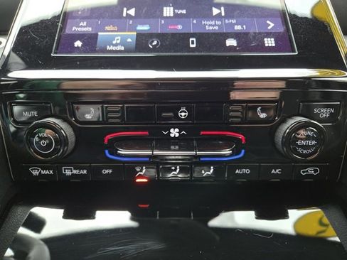 Used 2025 Jeep Grand Cherokee Altitude image 26