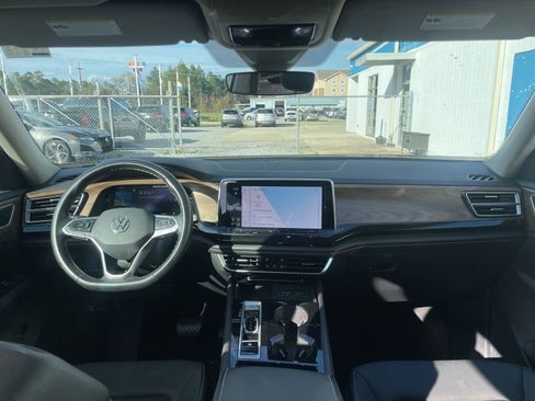 Used 2025 Volkswagen Atlas SE image 9