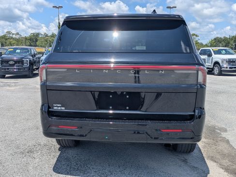Used 2025 Lincoln Navigator Reserve AWD/4WD image 5