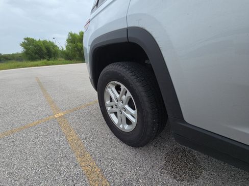 Used 2025 Jeep Grand Cherokee Laredo AWD/4WD image 16