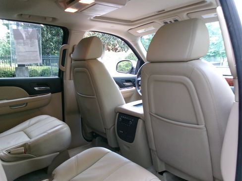 Used 2008 Chevrolet Suburban LT w/ LT Preferred Equipment Group RWD image 25